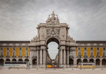 Praça do Comércio mit dem Triumphbogen